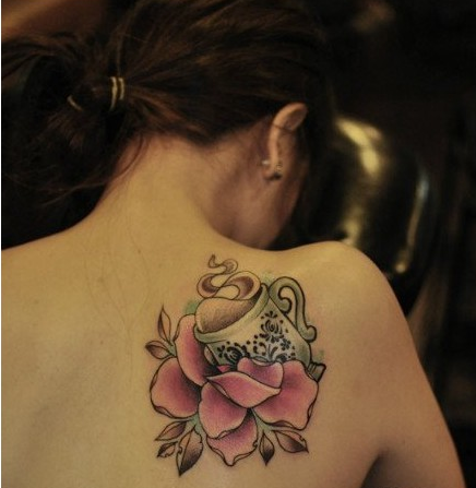 点击大图看下一张：肩背的杯子与花卉纹身图案