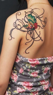 肩背上漂亮的蝴蝶纹身图案