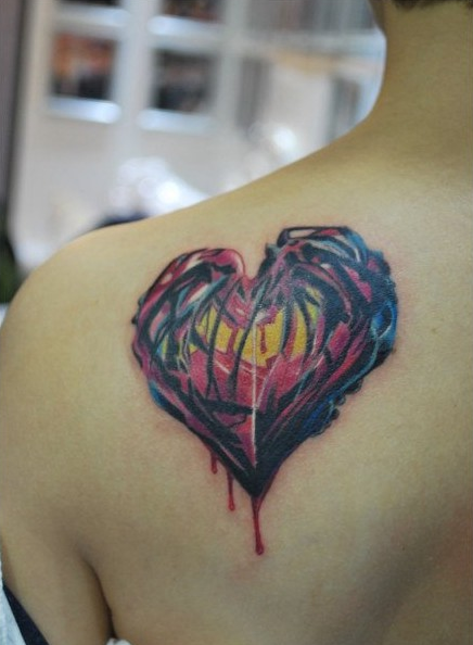 点击大图看下一张：肩背的爱心纹身图案
