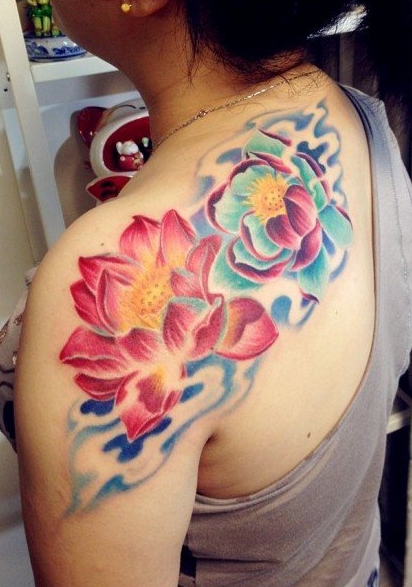 点击大图看下一张：肩背好看的彩色莲花纹身图案