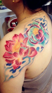 肩背好看的彩色莲花纹身图案