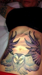 腹部的猫头鹰纹身图案