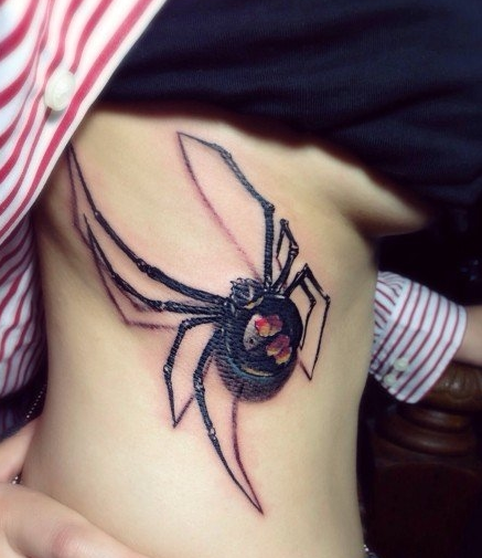 点击大图看下一张：胸部很帅的蜘蛛纹身图案