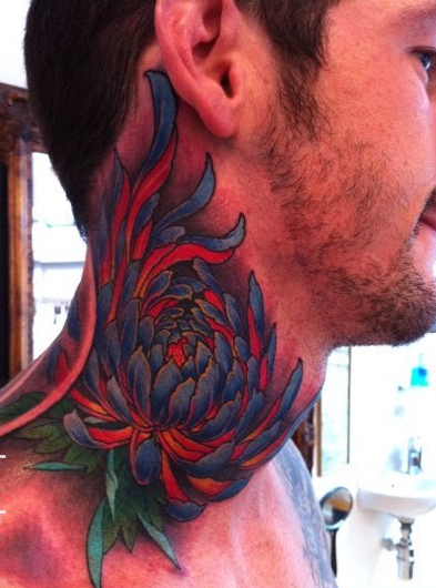 点击大图看下一张：脖子处好看的彩色菊花纹身图案