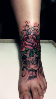 脚背的骷髅与玫瑰花纹身图案