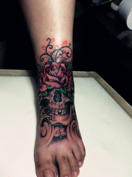 点击大图看下一张：脚背的骷髅与玫瑰花纹身图案