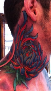 脖子处好看的彩色菊花纹身图案
