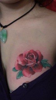 性感胸部彩色玫瑰花纹身