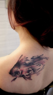 后肩背的水墨小金鱼纹身图案