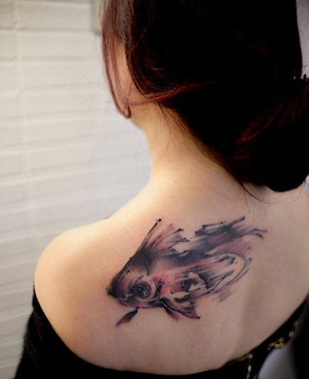 点击大图看下一张：后肩背的水墨小金鱼纹身图案
