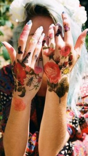 双手漂亮的玫瑰花纹身