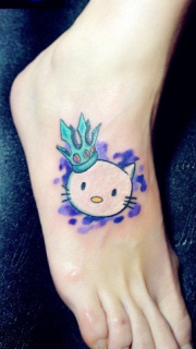 脚背的猫咪与皇冠纹身图案