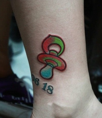 点击大图看下一张：脚踝可爱的小奶嘴纹身