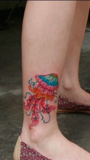 腿部绚丽的水母纹身图案