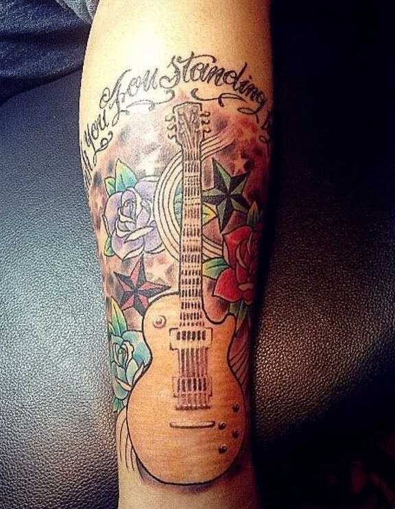 点击大图看下一张：唯美玫瑰吉他腿部纹身