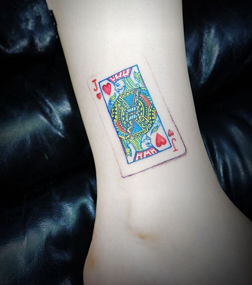 点击大图看下一张：脚踝上逼真的扑克牌纹身图案