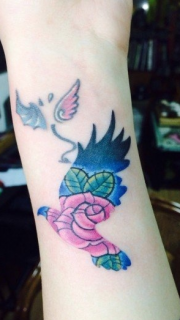 小手臂小鸟玫瑰花纹身图案