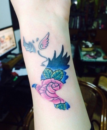 点击大图看下一张：小手臂小鸟玫瑰花纹身图案