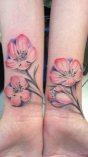手腕漂亮的花卉纹身图案