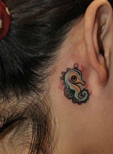 点击大图看下一张：耳部小海马纹身图案