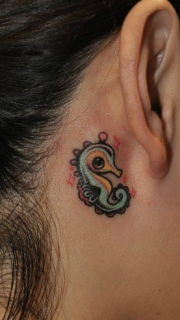 耳部小海马纹身图案