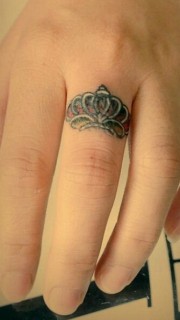 手指皇冠戒指纹身