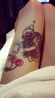 美女腿部玫瑰沙漏纹身图案