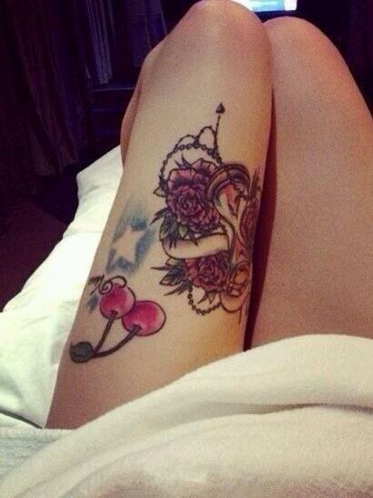 点击大图看下一张：美女腿部玫瑰沙漏纹身图案