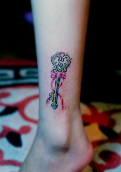 点击大图看下一张:腿部时尚流行的彩色小钥匙纹身