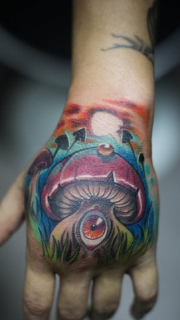 手背长眼睛的蘑菇纹身图案