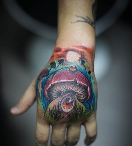 点击大图看下一张：手背长眼睛的蘑菇纹身图案