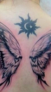 女人背部时髦精致的蝴蝶翅膀纹身图案
