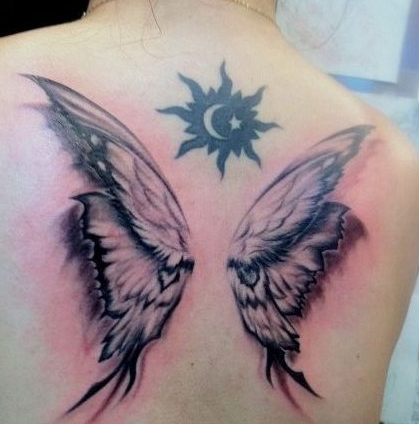 点击大图看下一张：女人背部时髦精致的蝴蝶翅膀纹身图案