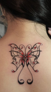 后背的蝴蝶纹身图案