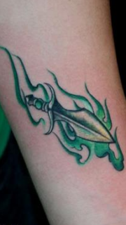 绿色的小刀纹身图案