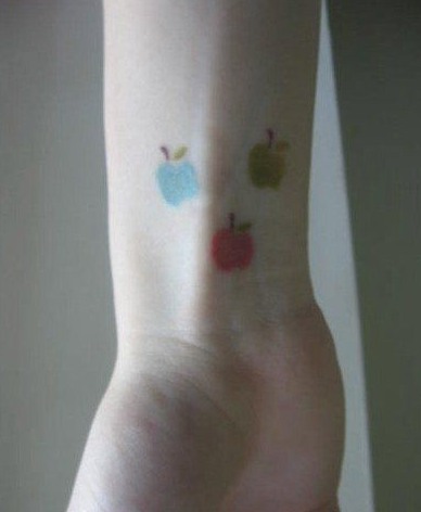 点击大图看下一张：女孩子手腕处小苹果纹身图案