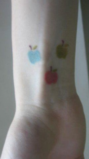 女孩子手腕处小苹果纹身图案
