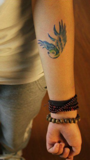 手臂彩色小燕子纹身图案