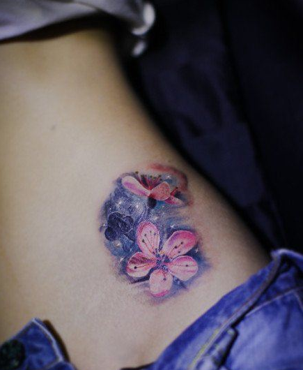 点击大图看下一张：美女腹部漂亮精美的花卉与星空纹身图案