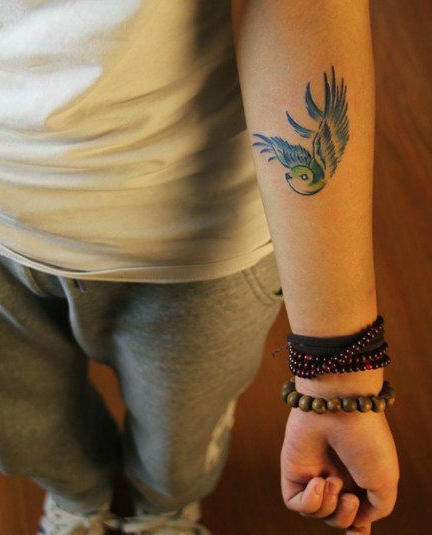 点击大图看下一张：手臂彩色小燕子纹身图案