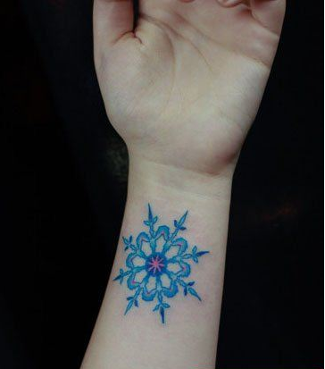 点击大图看下一张：女生手腕处漂亮的彩色雪花纹身图案