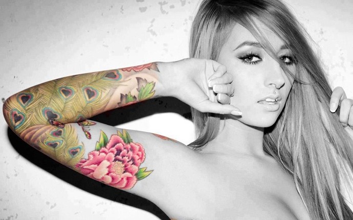 点击大图看下一张：美女花臂孔雀羽毛花卉纹身