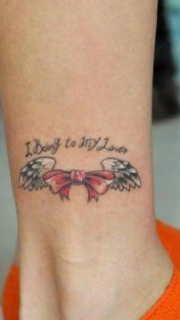 女孩子腿部小巧的蝴蝶结与翅膀纹身图案