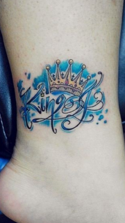 脚踝彩色皇冠字母纹身图案