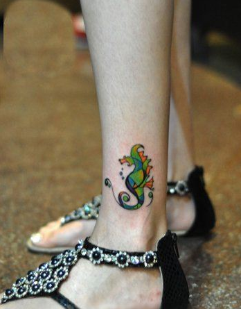 点击大图看下一张：美女腿部漂亮的彩色海马纹身图案