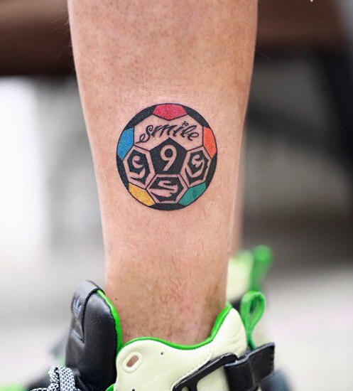 点击大图看下一张：小腿上一幅个性足球纹身图案