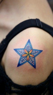 女生手臂肩膀处小巧精美的五角星纹身图案
