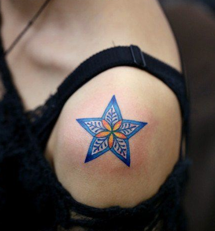 点击大图看下一张：女生手臂肩膀处小巧精美的五角星纹身图案
