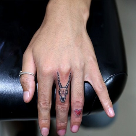 点击大图看下一张：女性手指上个性羊头骨纹身