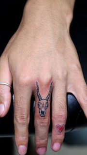女性手指上个性羊头骨纹身
